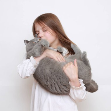 Güzel küçük kız ve bir kedi