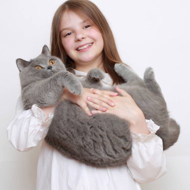 Güzel küçük kız ve bir kedi