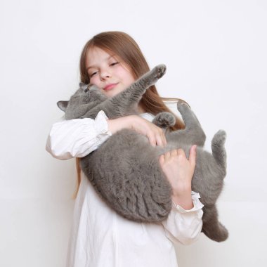 Güzel küçük kız ve bir kedi