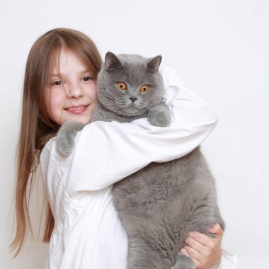 Güzel küçük kız ve bir kedi