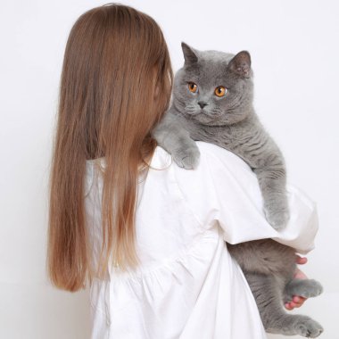 Güzel küçük kız ve bir kedi