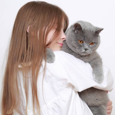 Güzel küçük kız ve bir kedi