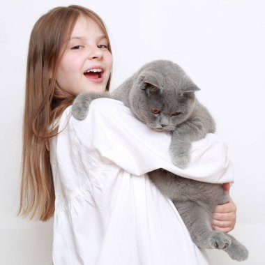 Güzel küçük kız ve bir kedi