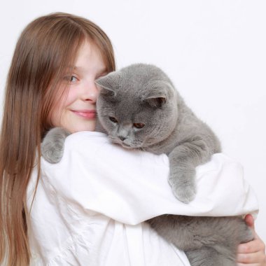 Güzel küçük kız ve bir kedi