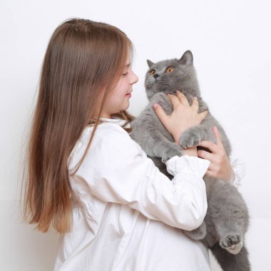 Güzel küçük kız ve bir kedi