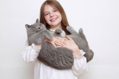 Güzel küçük kız ve bir kedi