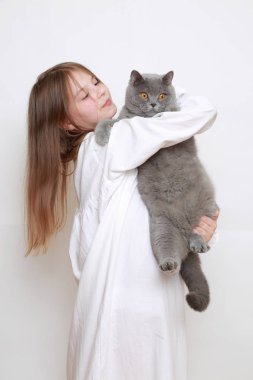 Güzel küçük kız ve bir kedi