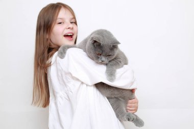 Güzel küçük kız ve bir kedi