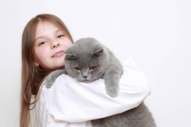 Güzel küçük kız ve bir kedi