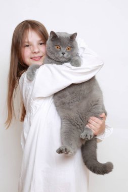 Güzel küçük kız ve bir kedi