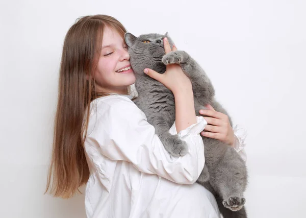 Vacker Liten Flicka Och Katt — Stockfoto