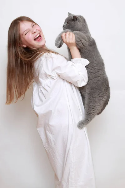 Vacker Liten Flicka Och Katt — Stockfoto