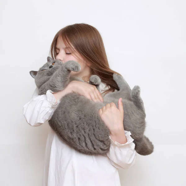 สาวน อยท สวยงามและแมว — ภาพถ่ายสต็อก