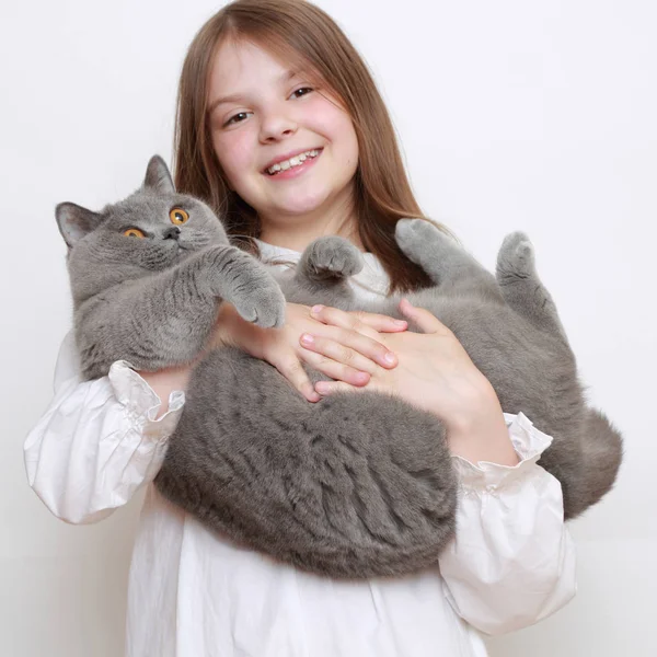 Schönes Kleines Mädchen Und Eine Katze — Stockfoto