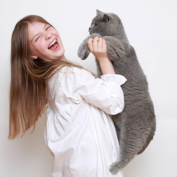 Güzel Küçük Kız Bir Kedi — Stok fotoğraf