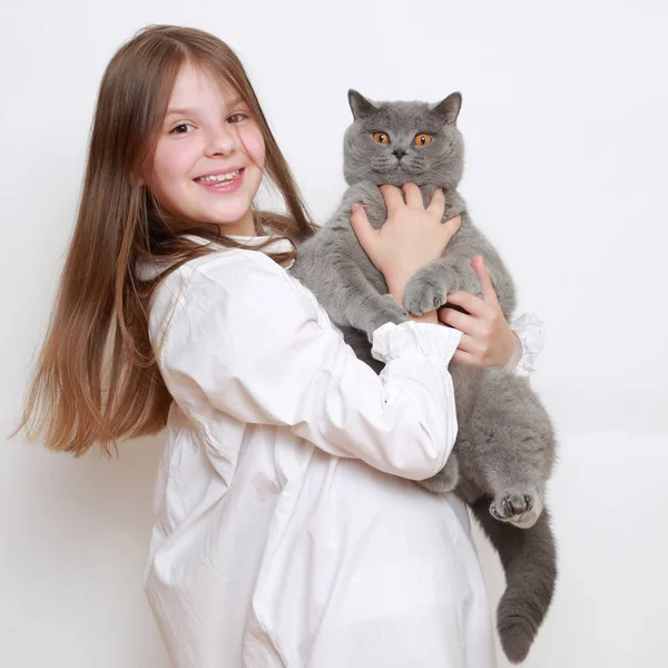 Vacker Liten Flicka Och Katt — Stockfoto