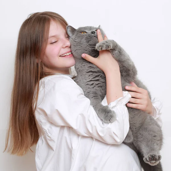 Vacker Liten Flicka Och Katt — Stockfoto