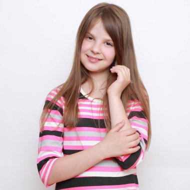 Güzel güzel ve duygusal küçük kız portresi