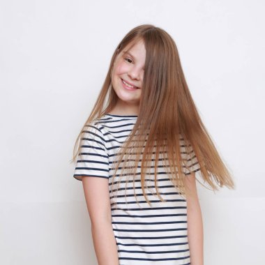 Güzel güzel ve duygusal küçük kız portresi