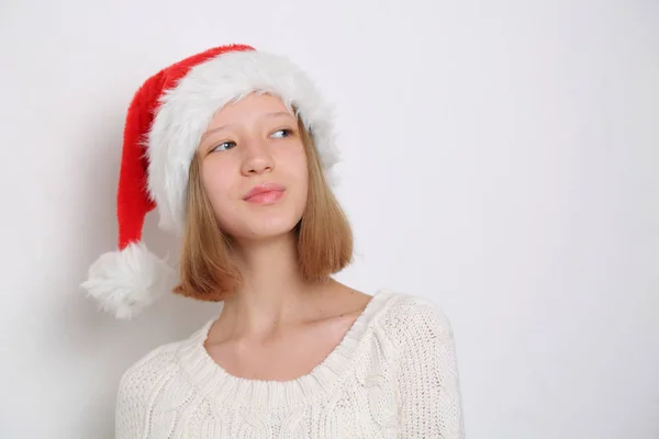 サンタ帽子オンティーン女の子オンクリスマステーマ — ストック写真
