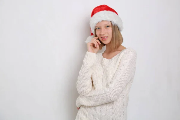 サンタ帽子オンティーン女の子オンクリスマステーマ — ストック写真