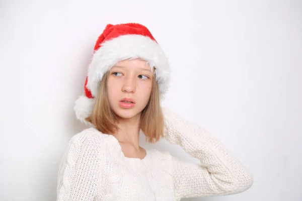 サンタ帽子オンティーン女の子オンクリスマステーマ — ストック写真