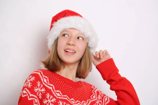 Noel Baba Şapkası Noel Temalı Genç Kız Üzerinde — Stok fotoğraf