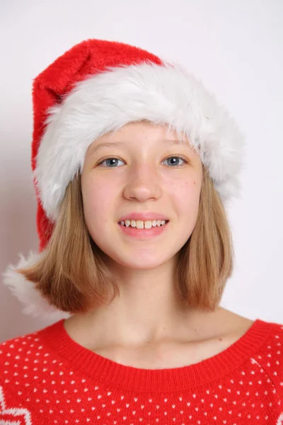 Noel Baba Şapkası Noel Temalı Genç Kız Üzerinde — Stok fotoğraf