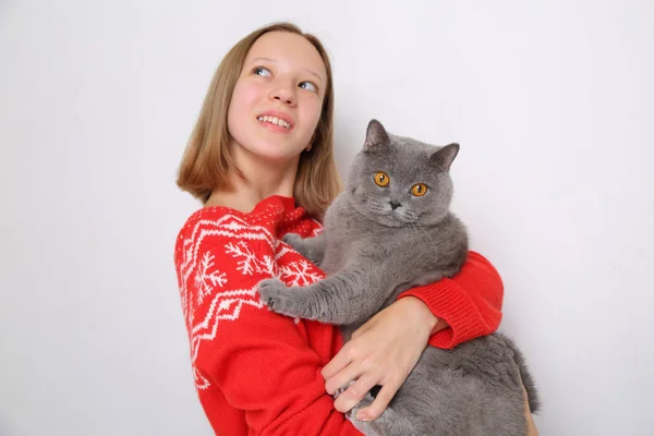 Nöjd Tonåring Flicka Och Katt — Stockfoto