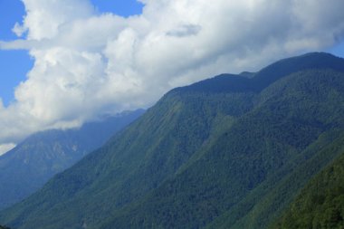 Gündüz dağların manzarası, Olimpiyat köyü Soçi, Rusya Federasyonu manzarası