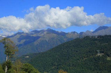 Dağlarda yeşil ağaçlar, Olimpiyat köyünden manzara, Sochi, Rusya Federasyonu