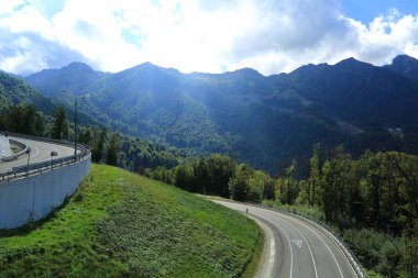 Yazın yeşil dağların manzarası, Olimpiyat köyü Soçi, Rusya Federasyonu manzarası