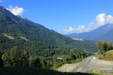 Yazın yeşil dağların manzarası, Olimpiyat köyü Soçi, Rusya Federasyonu manzarası