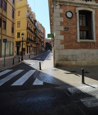 Valencia, İspanya 'daki güzel eski binalar. İlginç mimari detaylar. Siesta. Kimse yok..