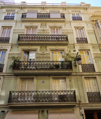 Valencia, İspanya 'daki güzel eski binalar. İlginç mimari detaylar. Siesta. Kimse yok..