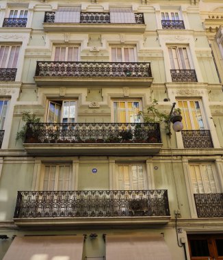 Valencia, İspanya 'daki güzel eski binalar. İlginç mimari detaylar. Siesta. Kimse yok..