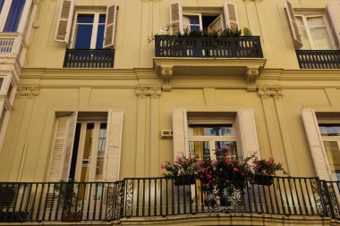 Valencia, İspanya 'daki güzel eski binalar. İlginç mimari detaylar. Siesta. Kimse yok..