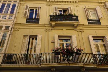 Valencia, İspanya 'daki güzel eski binalar. İlginç mimari detaylar. Siesta. Kimse yok..