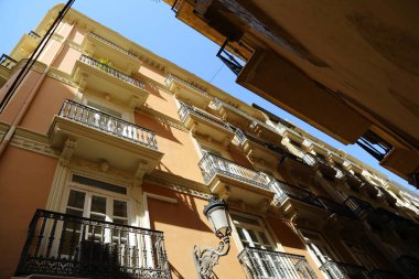 Valencia, İspanya 'daki güzel eski binalar. İlginç mimari detaylar. Siesta. Kimse yok..