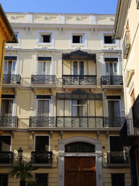 Valencia, İspanya 'daki güzel eski binalar. İlginç mimari detaylar. Siesta. Kimse yok..