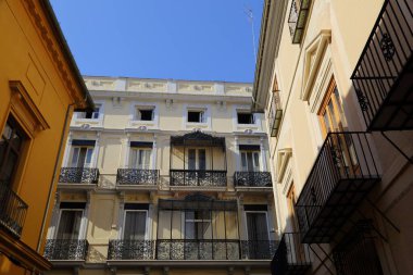 Valencia, İspanya 'daki güzel eski binalar. İlginç mimari detaylar. Siesta. Kimse yok..