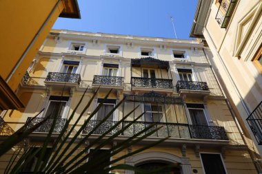 Valencia, İspanya 'daki güzel eski binalar. İlginç mimari detaylar. Siesta. Kimse yok..