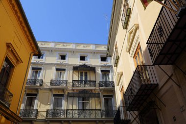 Valencia, İspanya 'daki güzel eski binalar. İlginç mimari detaylar. Siesta. Kimse yok..