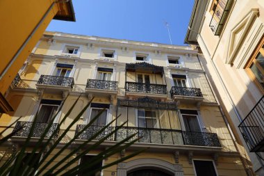 Valencia, İspanya 'daki güzel eski binalar. İlginç mimari detaylar. Siesta. Kimse yok..