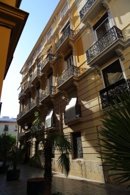 Valencia, İspanya 'daki güzel eski binalar. İlginç mimari detaylar. Siesta. Kimse yok..