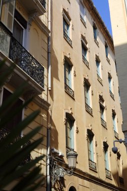 Valencia, İspanya 'daki güzel eski binalar. İlginç mimari detaylar. Siesta. Kimse yok..