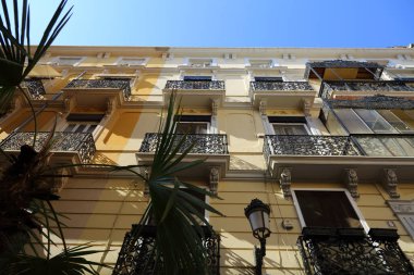 Valencia, İspanya 'daki güzel eski binalar. İlginç mimari detaylar. Siesta. Kimse yok..