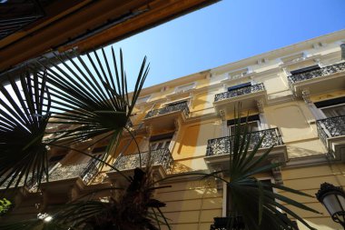 Valencia, İspanya 'daki güzel eski binalar. İlginç mimari detaylar. Siesta. Kimse yok..