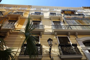 Valencia, İspanya 'daki güzel eski binalar. İlginç mimari detaylar. Siesta. Kimse yok..