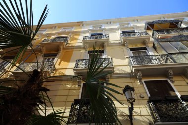 Valencia, İspanya 'daki güzel eski binalar. İlginç mimari detaylar. Siesta. Kimse yok..
